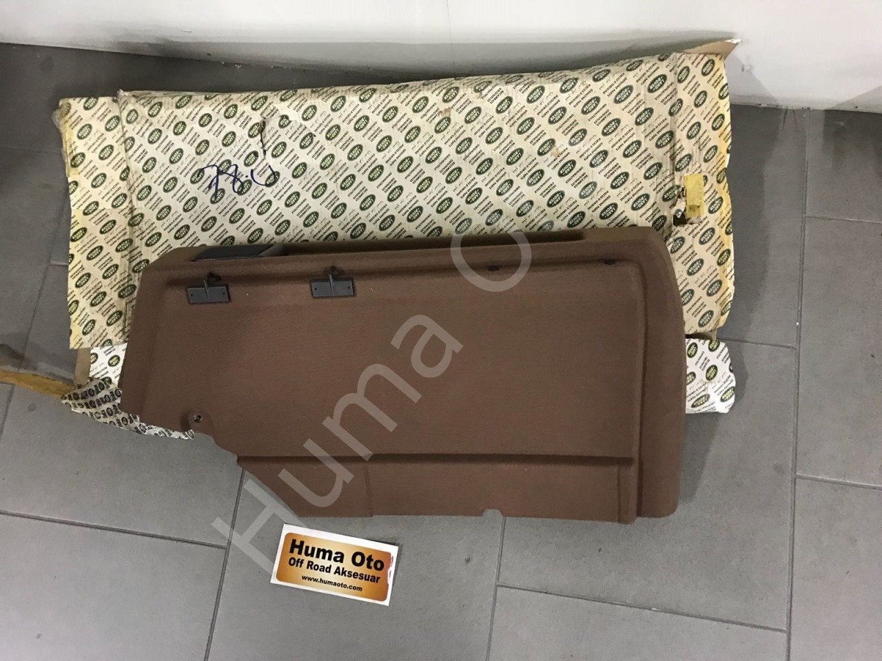 Support assembly-rear parcel shelf side BTR8118AUK