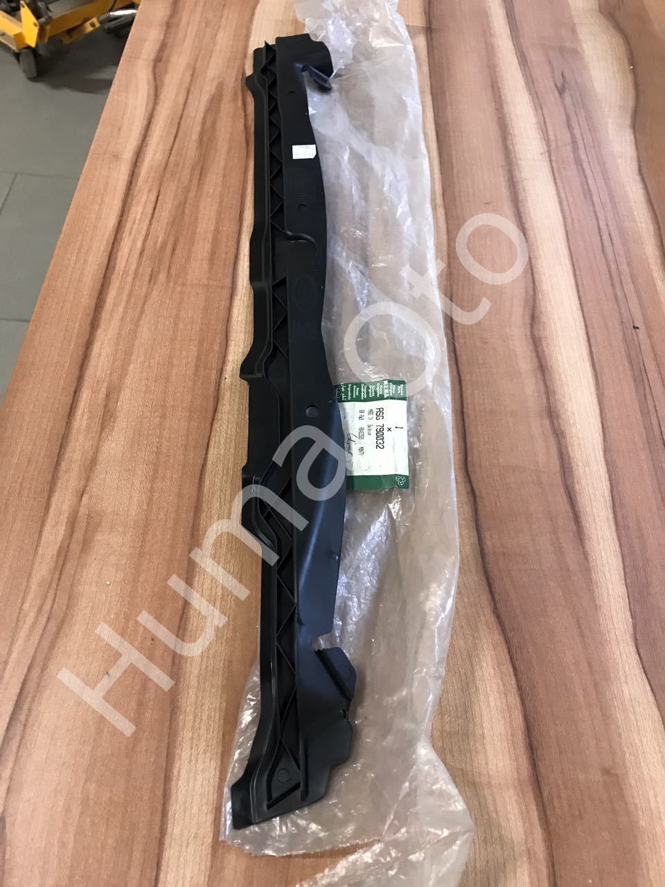 Front Mudguard Mount Left LR016861