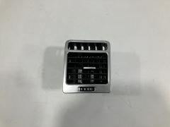 LR032882 LR016435 JBD500260PUY Klima Mazgalı Sağ Ön