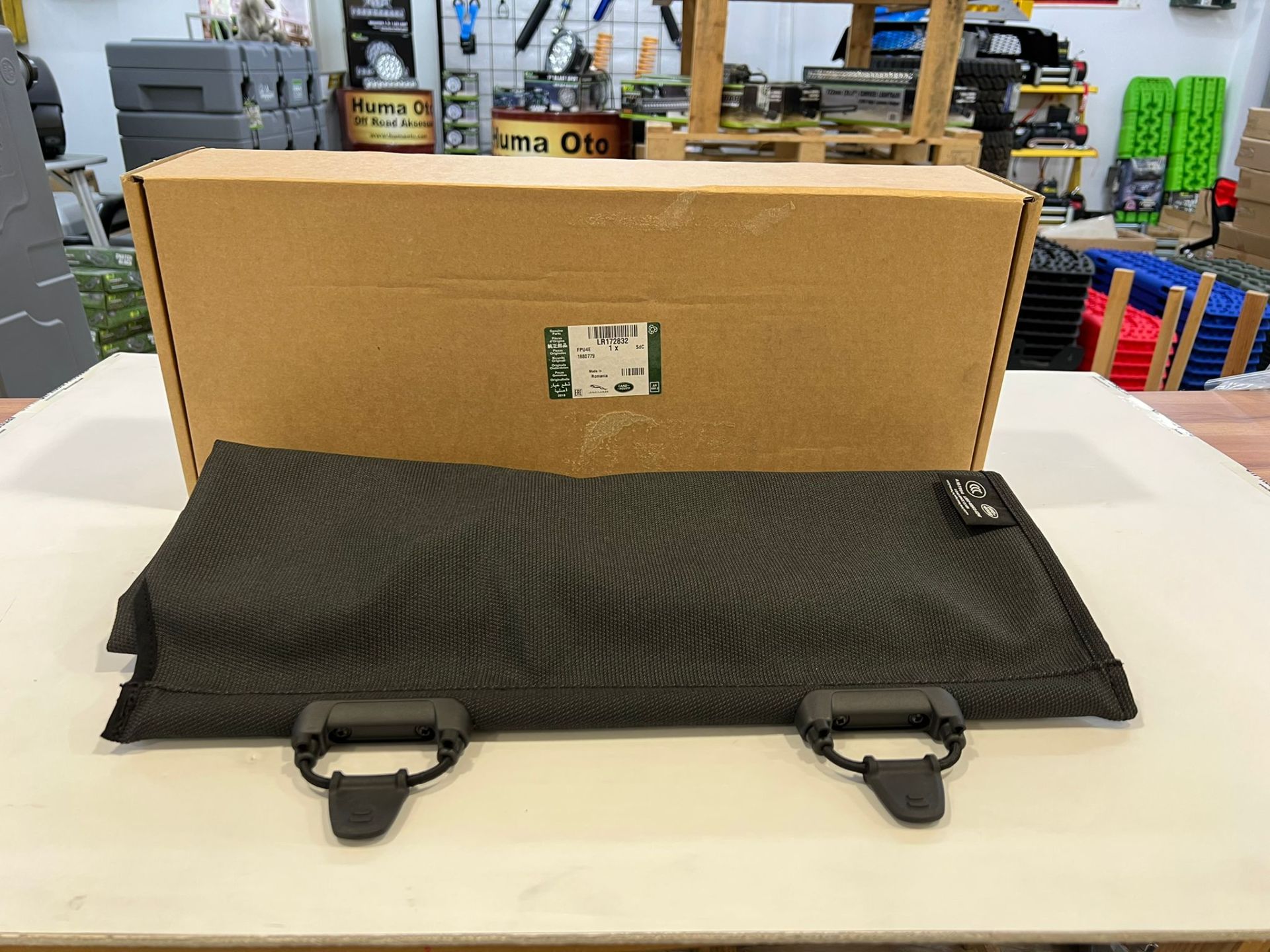 LR172832 Bagaj Perdesi Ebony Defender