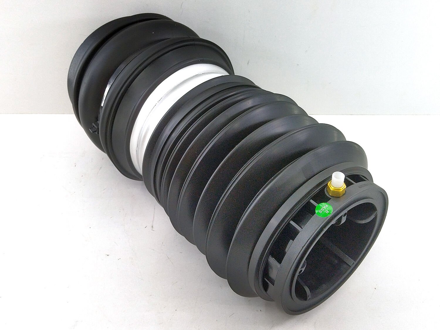 LR090654 T4K1886 Rear Bellow Left