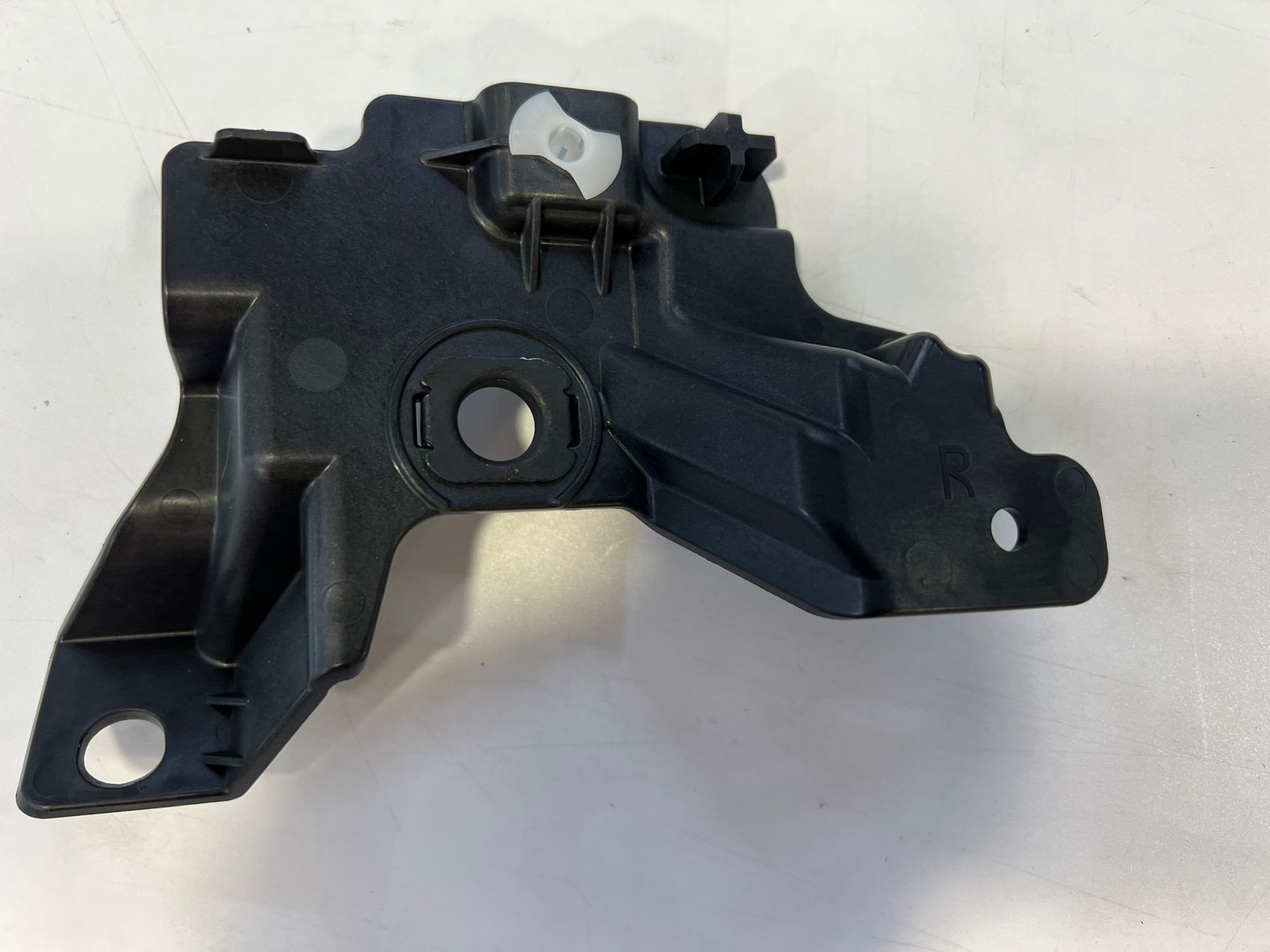 LR086096 Far Braketi Sağ Discovery 5