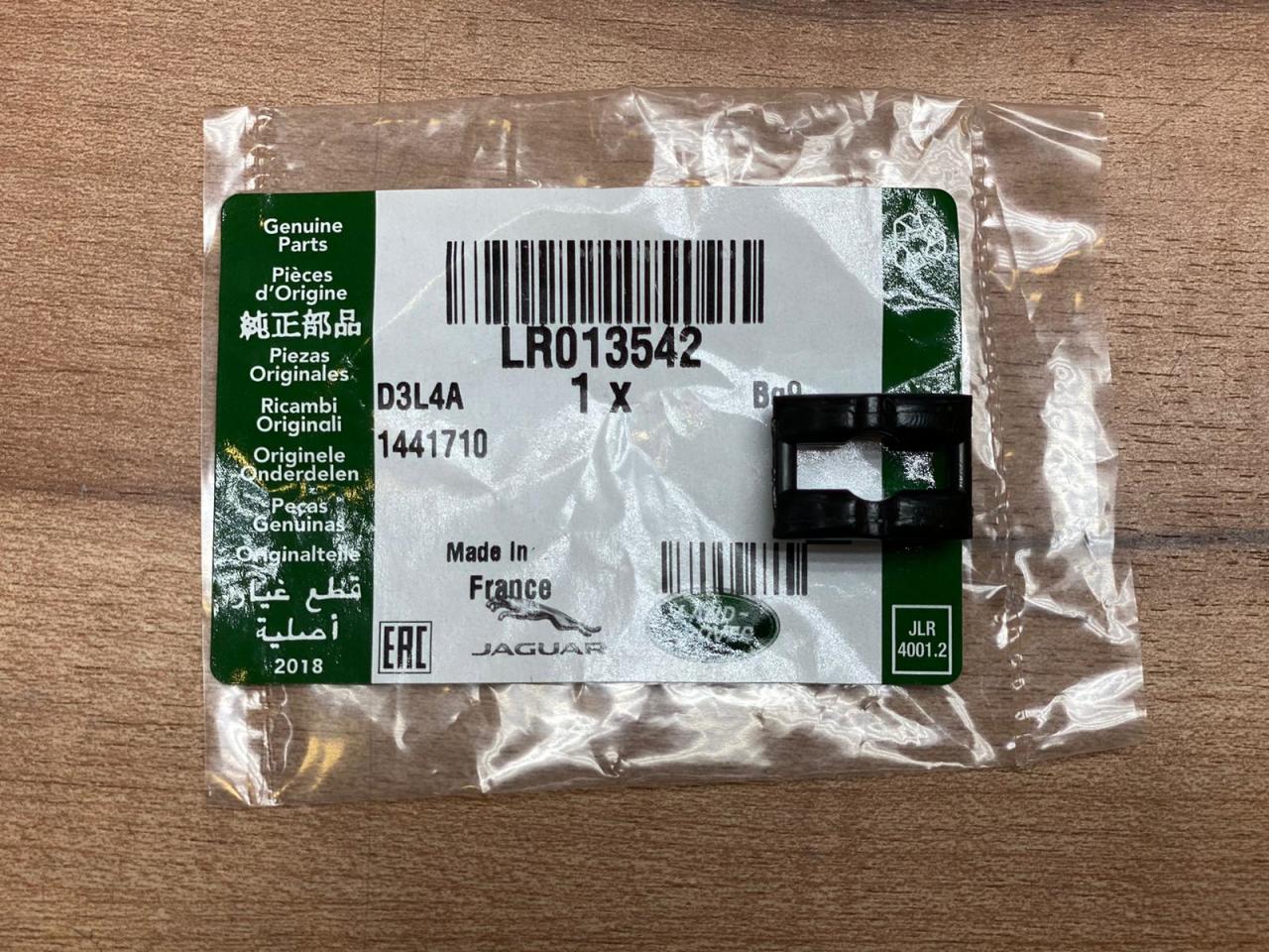 Defender Trim Clip Female LR013542