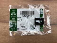 Defender Trim Clip Female LR013542