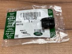 Defender Trim Clip Female LR013542