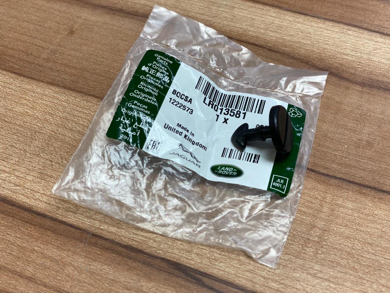 Defender Trim Clip Male LR013581