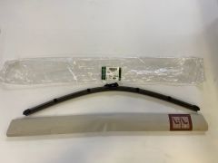 LR093424 T4A13719 Silgi Lastiği Sol Range Rover Velar