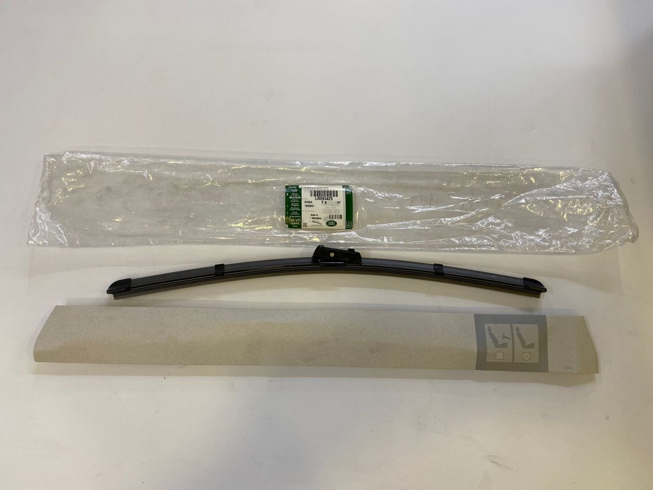 LR093425 T4A13720 Silgi Lastiği Sağ Range Rover Velar