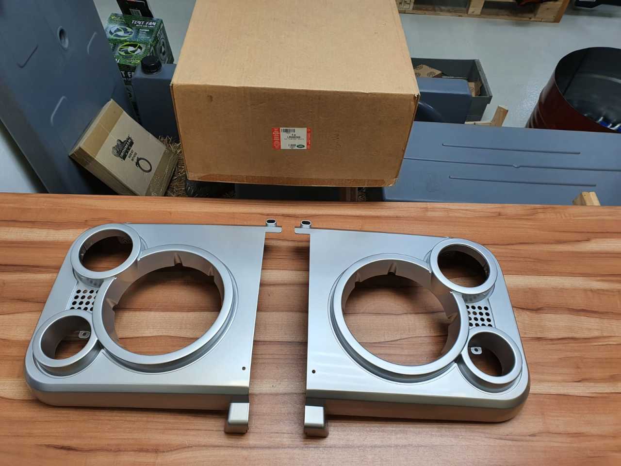 Defender SVX Ön Far Çerçeve LR008365