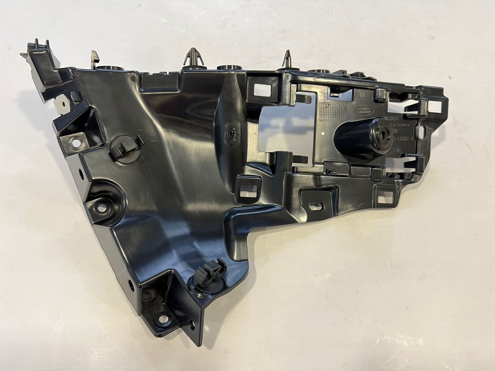 Yeni Defender Arka Tampon Braketi Sağ LR129799