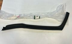 LR163137 LR076571 LR076079 Fender Weatherstrip Right